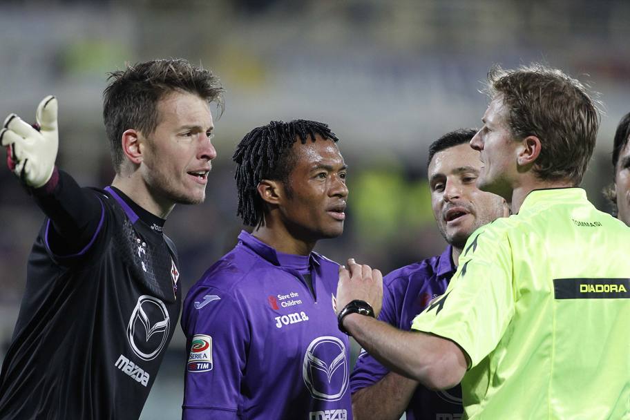 Fiorentina-Genoa 3-3: la partita comincia con un errore dell&#39;arbitro che assegna un rigore dubbio al Genoa. Qui le proteste di Neto, Cuadrado e Pasqual